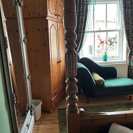 The Buxton Retreat A Luxurious 3-Storey Townhouse With Four Poster Bed And Double Jacuzzi Bath" Exterior photo