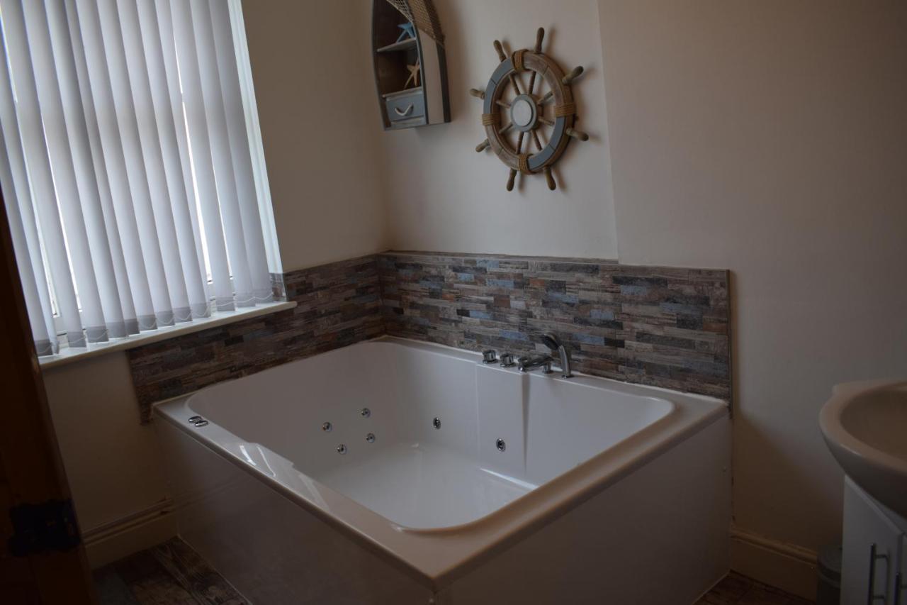 The Buxton Retreat A Luxurious 3-Storey Townhouse With Four Poster Bed And Double Jacuzzi Bath" Exterior photo