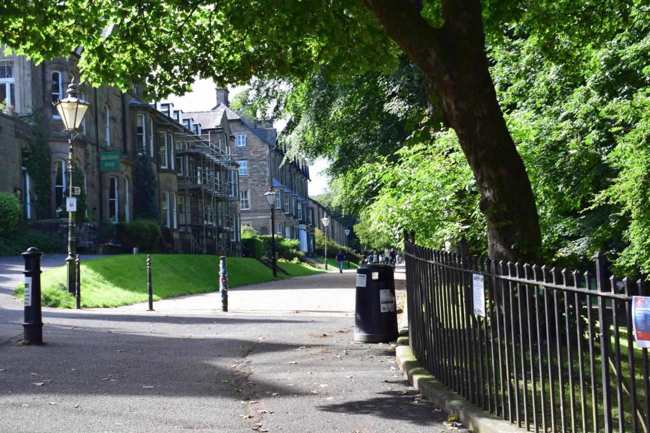 The Buxton Retreat A Luxurious 3-Storey Townhouse With Four Poster Bed And Double Jacuzzi Bath" Exterior photo