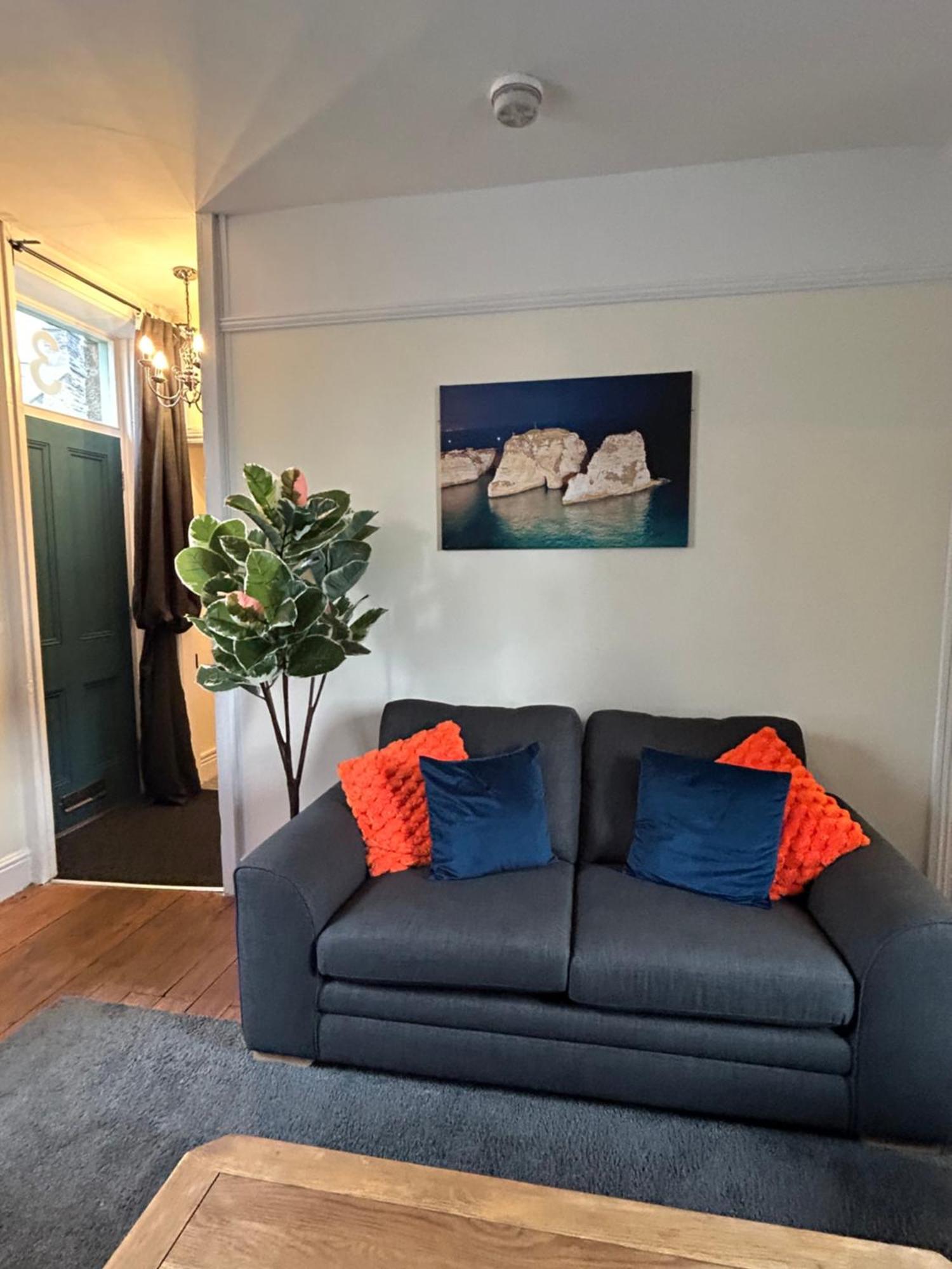 The Buxton Retreat A Luxurious 3-Storey Townhouse With Four Poster Bed And Double Jacuzzi Bath" Exterior photo