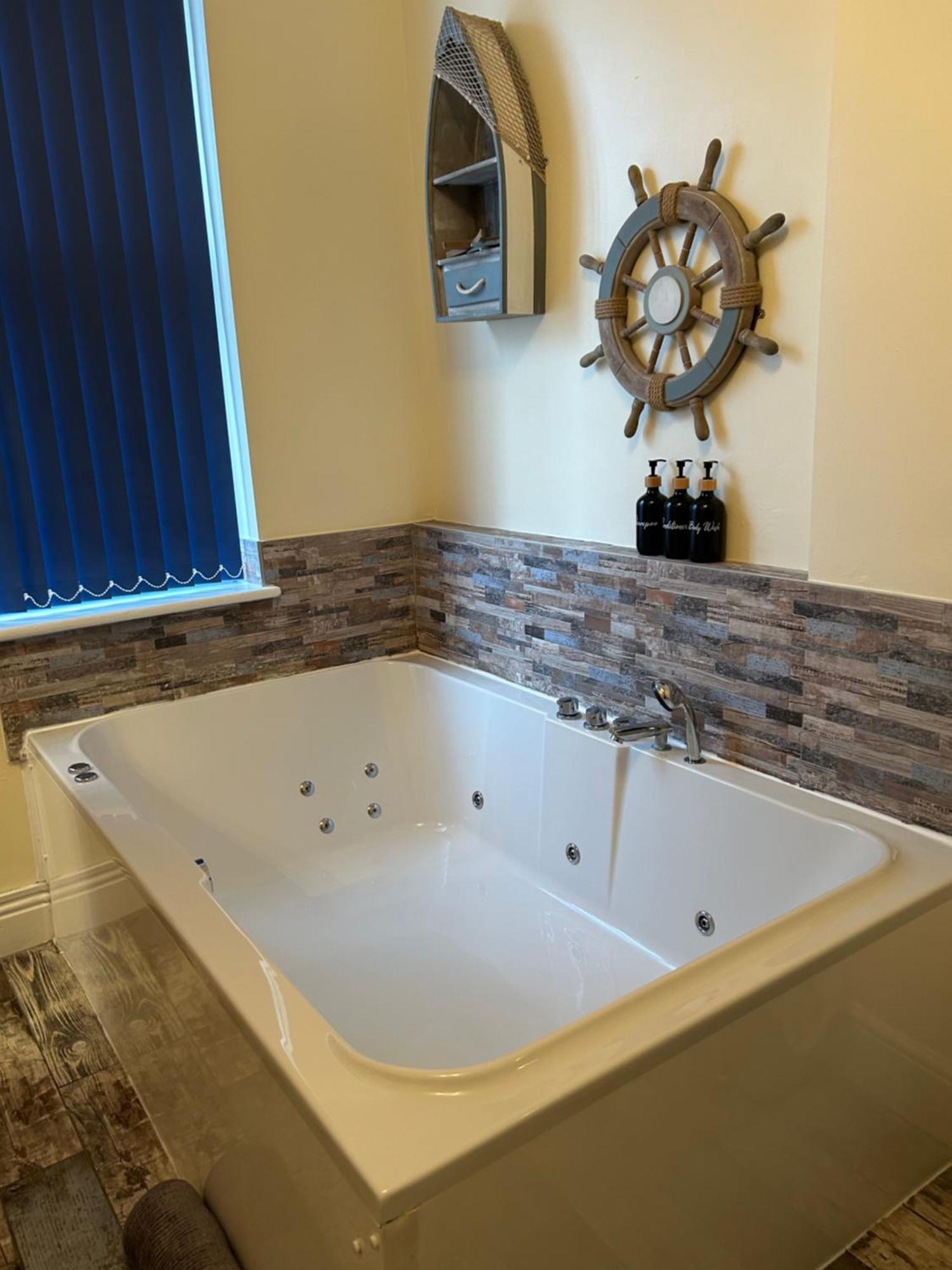 The Buxton Retreat A Luxurious 3-Storey Townhouse With Four Poster Bed And Double Jacuzzi Bath" Exterior photo